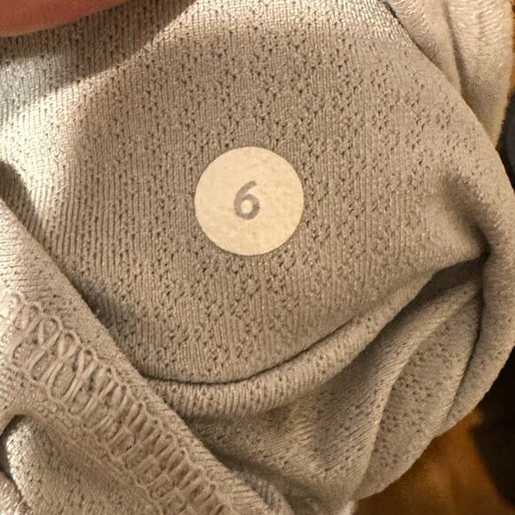 Gently used Lululemon Mula Bundle Wrap Righteous Stripe Silver Spoon sz 6 - Picture 9 of 9